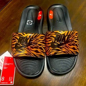 Nike Slides Leopard Print Women Size 8 NWT